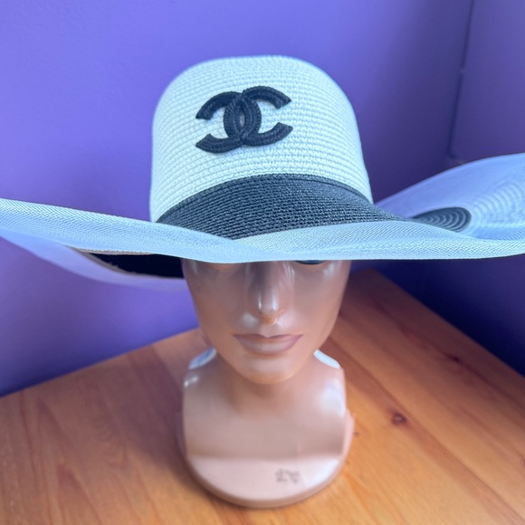 Fancy hat - Picture 1 of 13
